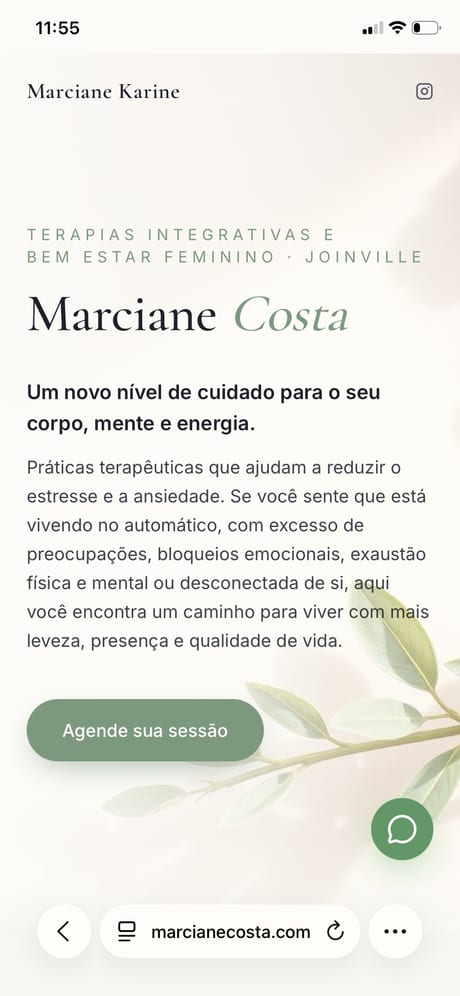 Marciane Costa no celular