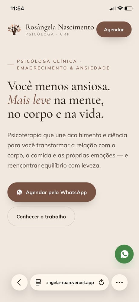 Rosângela Nascimento no celular